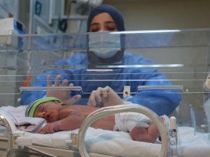 Doğar doğmaz, korona virüse gözlerini açtılar