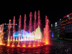 Keçiören’deki Su ve Gül Meydanı’nda görsel şölen başladı