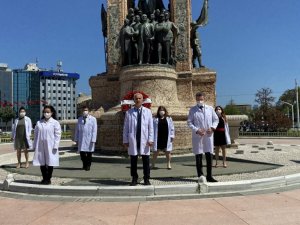 İstanbul Eczacı Odası Cumhuriyet Anıtı’na çelenk bıraktı