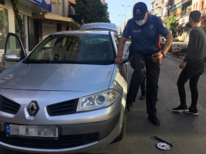 Otomobilinin lastiği patlayan sürücünün imdadına polis ekipleri yetişti