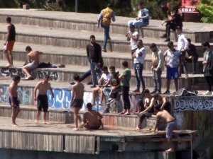 Karaköy’de yasaklara aldırmadılar, denize girdiler