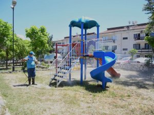 Belediye ekipleri Kuşadası’nı köşe bucak temizliyor