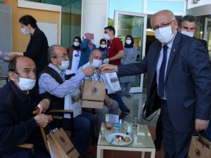 Yaşlı bakım ve huzurevi sakinleri, bayramda unutulmadı