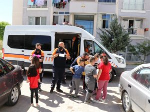 Sokaktaki çocuklar şekerleri verilip maskeleri takıldıktan sonra evlerine gönderildi
