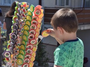 Çocuklara üstü açık otobüsle bayram şekeri sürprizi