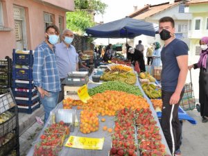 Pazarcı esnafı tezgahlarını açtı