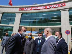 Bakan Muş, Sarp sınır kapısında tır şoförlerinin sorunlarını dinledi