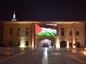 Diyarbakır’ın tarihi dokuları Ulu Cami ve Tek Beden Burcu’na Filistin bayrağı yansıtıldı