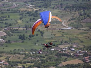 Ankaralı paraşütçüler Filistin’e destek için uçtu