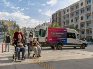 Mersin’de yaşlı çiftin bakımını belediye ekipleri üstlendi