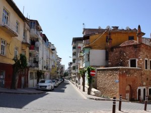 Bu sokağın iki ucu tarihe götürüyor