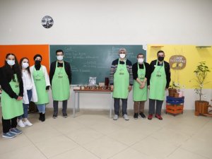 Engelliler Bağcılar’da tropikal meyve yetiştiriyor