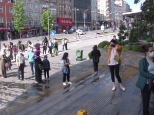 Ümraniye’de tam kapanma sonrası AVM’ler önünde normal günleri aratmayan yoğunluk