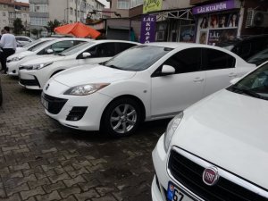 Fiyatları anormal şekilde artan ikinci el otomobiller elde kalıyor
