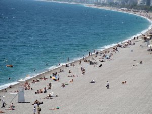 17 günün ardından Antalya sahillerinde maske kuralı unutuldu