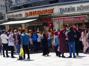Kontrollü normalleşmenin ilk gününde Taksim’de dikkat çeken yoğunluk