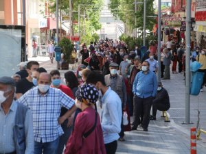 Malatya’da kontrollü normalleşmede metrelerce kuyruk oluştu
