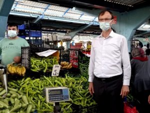 Zabıtadan "tezgah başında yemek yemeyin, bağırarak satış yapmayın" uyarısı