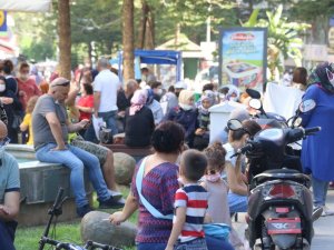 Lokantalar kapalı olunca cami bahçeleri açık hava lokantasına döndü