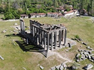 Aizanoi Antik Kenti ziyaretçilerini ağırlıyor