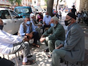 Şanlıurfa’da Covid-19 aşısını yaptıran yaşlılar normal hayata döndü
