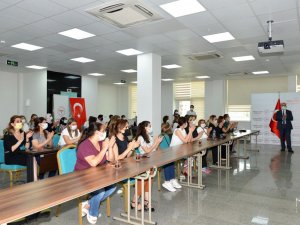 Hülür’den hemşirelere kırmızı gül