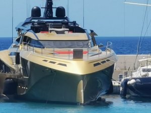 Lüks yat Kuşadası Marina’ya demir attı