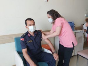 İlçe Jandarma Komutanının korona virüs aşısını hemşire eşi yaptı