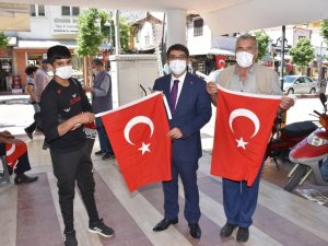 Şehzadeler’den esnafa 1919 Türk bayrağı