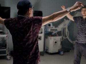 19 Mayıs coşkusunu ameliyathanede zeybek oynayarak yaşadı