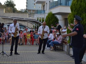 Manisa’da site sakinlerinden muhteşem kutlama