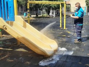 Çocuk parkları kontrollü normalleşme öncesi dezenfekte edildi