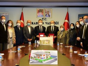 Aydın Valisi Hüseyin Aksoy ve ailesinden eğitime destek