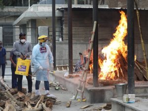 Hindistan’da Covid-19 salgında yeni rekor: son 24 saatte 4 bin 529 ölüm