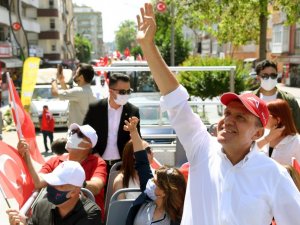 Başkan Seçer, konvoy yapıp halkın bayramını kutladı
