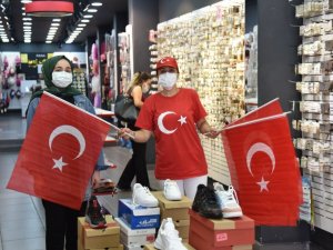 Osmaniye Belediyesi bayrak dağıttı