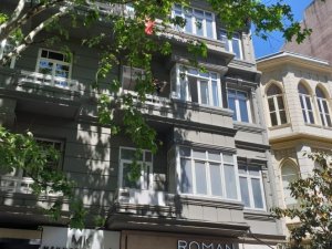 Nişantaşı’nda sanatçıdan balkonda 19 Mayıs konseri