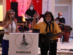 İzmitliler bayram coşkusunu müzisyenlerle yaşadı