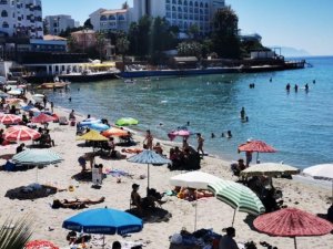 Kuşadası’nda plajlar doldu taştı