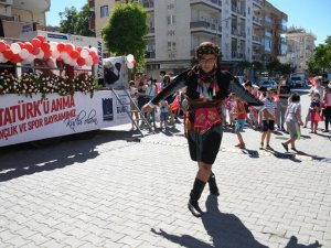 Kuşadası’nı  bayram coşkusu sardı