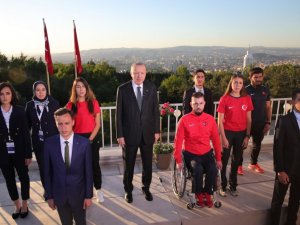 Cumhurbaşkanı Erdoğan gençlerle birlikte İstiklal Marşı’nı okudu