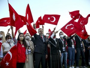 Bakan Kasapoğlu, gençler ile bir araya gelerek İstiklal Marşı’nı okudu