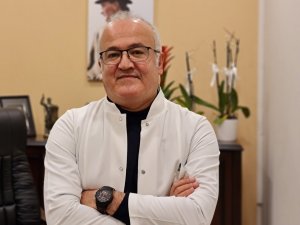 Ergenler eller sürekli cepte dolaşıyor ve el sıkışmaktan kaçınıyorlarsa dikkat