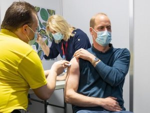 Prens William korona aşısı oldu