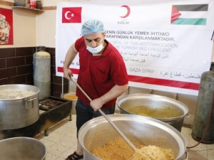Kızılay, Gazze’de okullara sığınanlara sıcak yemek dağıtımına başladı