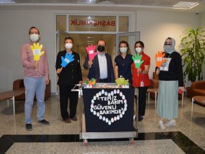 El hijyenine dikkat çekmek için el şeklinde kurabiye dağıttılar