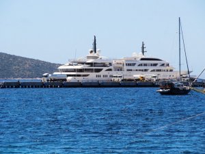 Tankerlerin biri gitti diğeri geldi, ultra lüks yat 240 bin litre yakıt aldı