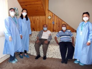 94 yaşında korona aşısı oldu