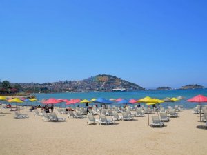 Kuşadası mavi bayraklı plajları ile misafirlerini bekliyor