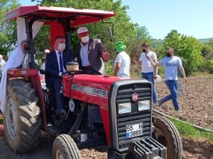 Başkan Özdemir traktörle nane dikimi yaptı